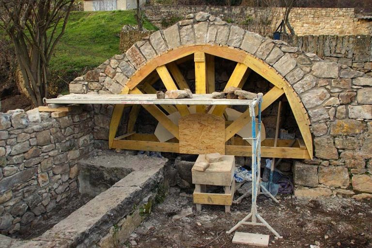 Le toit de la fontaine retrouve son arrondi