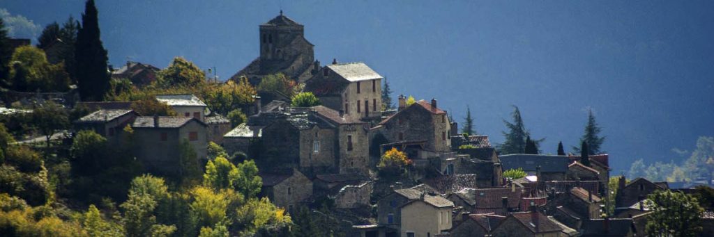Contrejour sur l'église Saint-Sauveur de Liaucous
